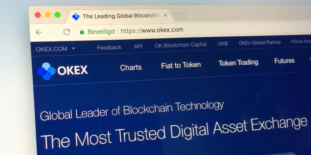 مراجعة OKX: الرسوم، الأمان، الإيجابيات والسلبيات.