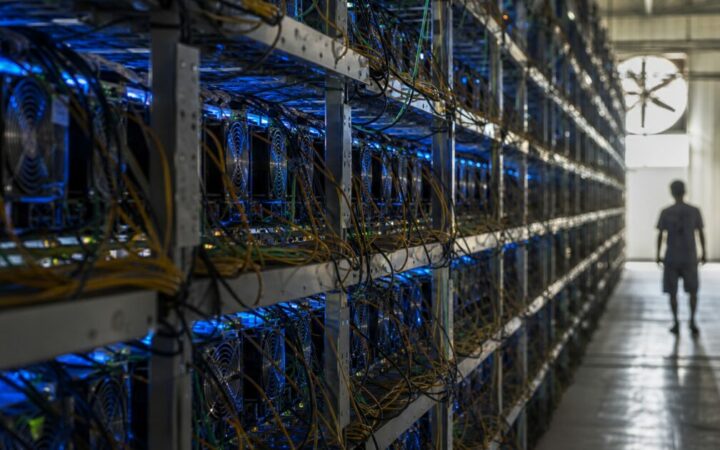 تدفقات صناديق بيتكوين وإيثريوم المتداولة تفقد نحو 3 مليارات دولار خلال 10 أيام