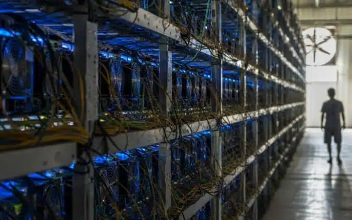 تدفقات صناديق بيتكوين وإيثريوم المتداولة تفقد نحو 3 مليارات دولار خلال 10 أيام