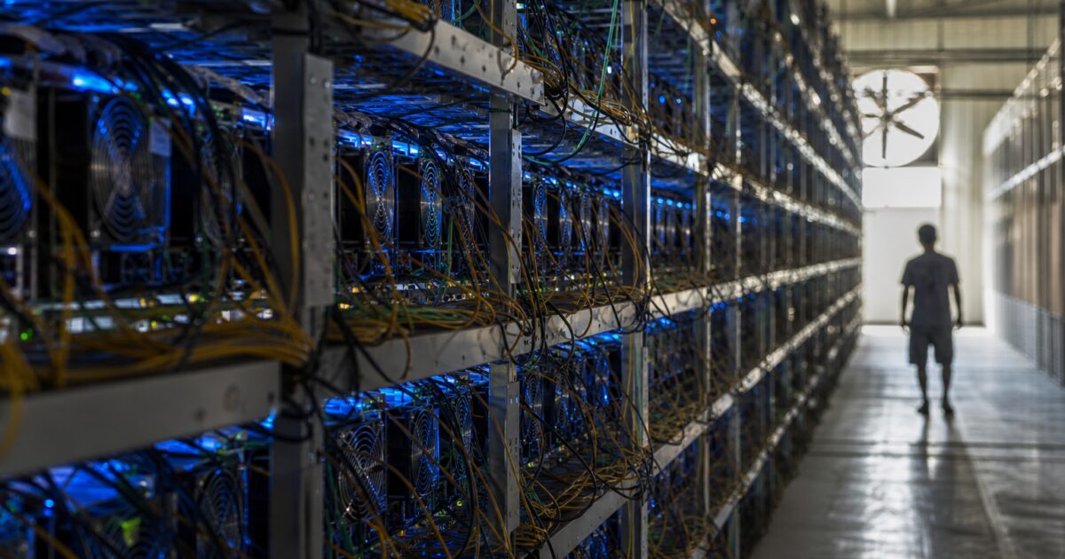 تدفقات صناديق بيتكوين وإيثريوم المتداولة تفقد نحو 3 مليارات دولار خلال 10 أيام
