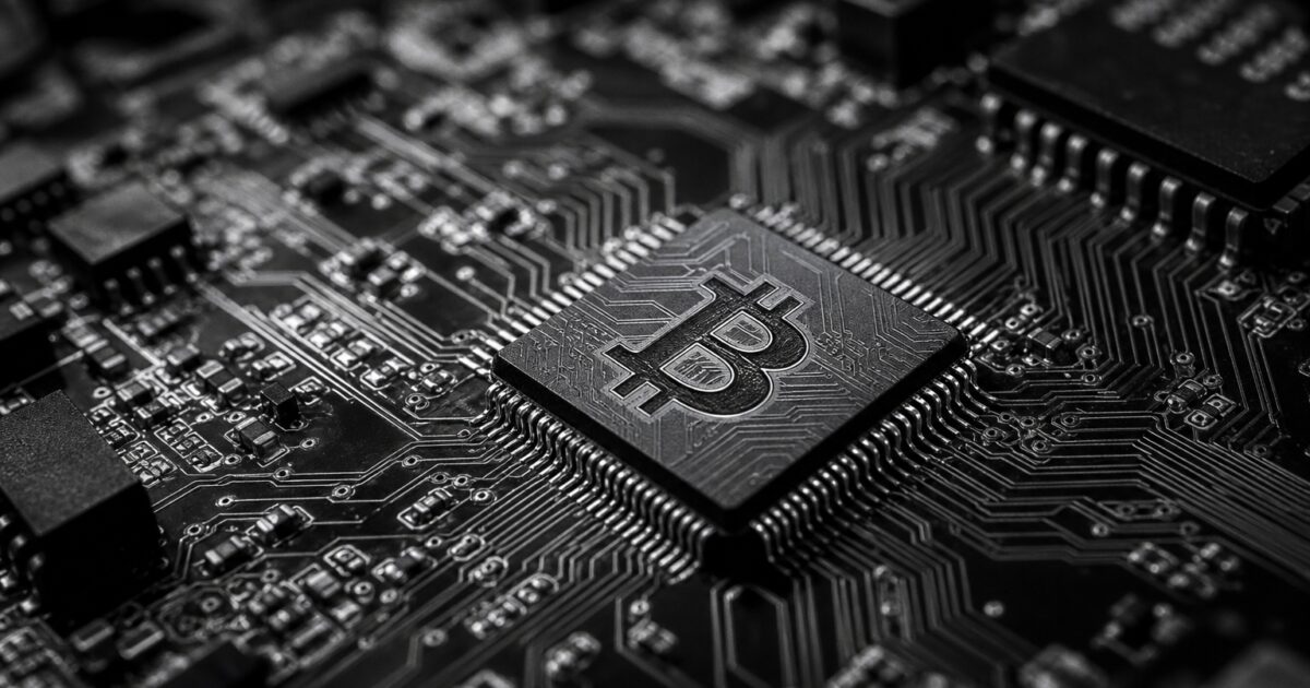 بيتكوين وإيثريوم لا يتفاعلان مع ارتفاع الأسهم العالمية وسط توقعات تنظيمية