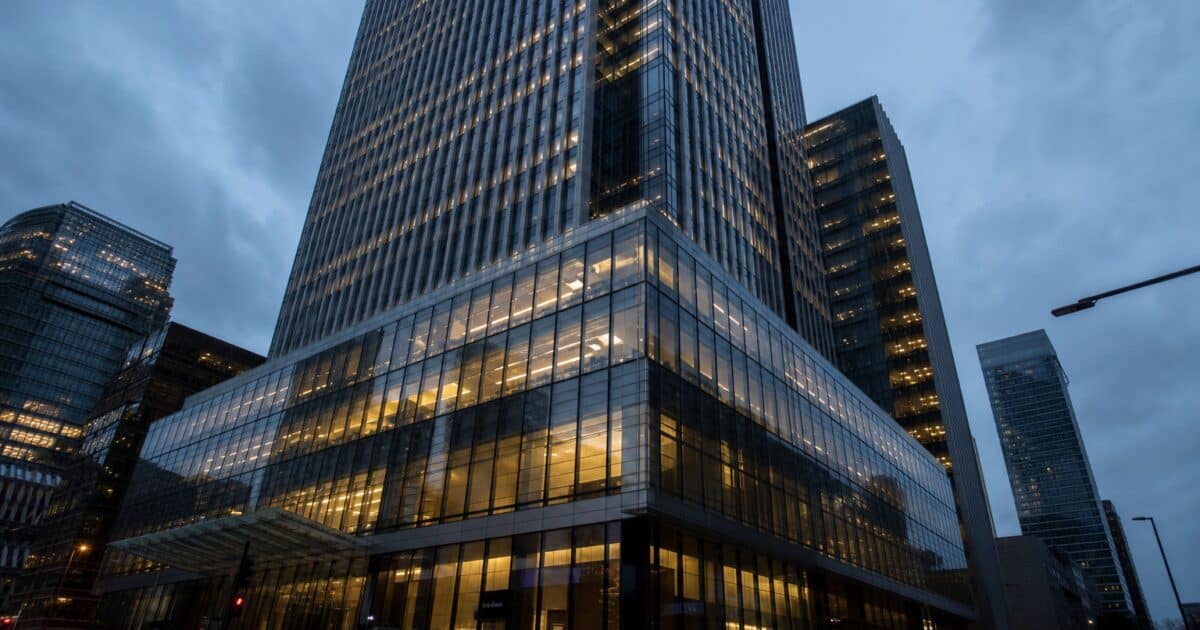 استراتيجية تنفق 1.38 مليار دولار من الاحتياطي على إعادة شراء السندات، مما يترك تغطية ستة أشهر فقط للأرباح