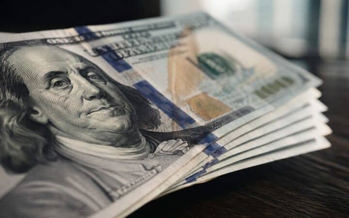ضربات بين الولايات المتحدة وإيران تجمد الدولار وتوجه أنظار المتداولين نحو الملاذات الآمنة