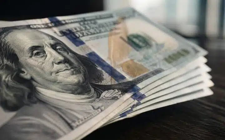ضربات بين الولايات المتحدة وإيران تجمد الدولار وتوجه أنظار المتداولين نحو الملاذات الآمنة