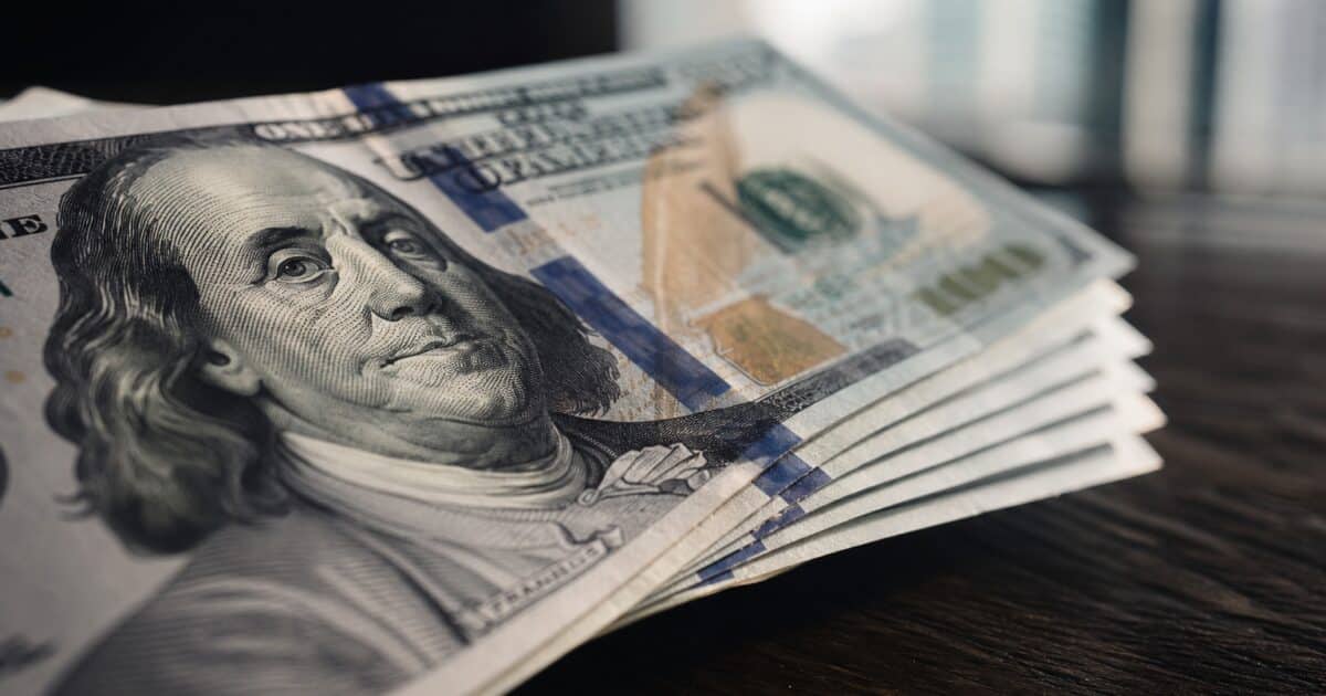 ضربات بين الولايات المتحدة وإيران تجمد الدولار وتوجه أنظار المتداولين نحو الملاذات الآمنة