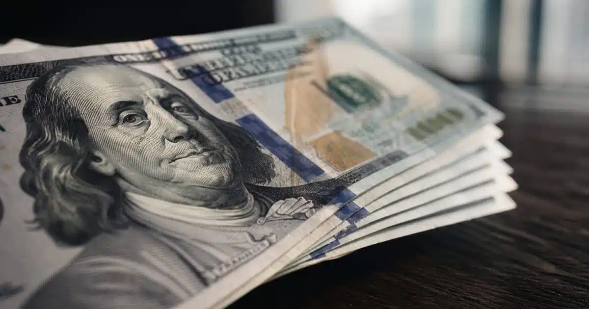 ضربات بين الولايات المتحدة وإيران تجمد الدولار وتوجه أنظار المتداولين نحو الملاذات الآمنة