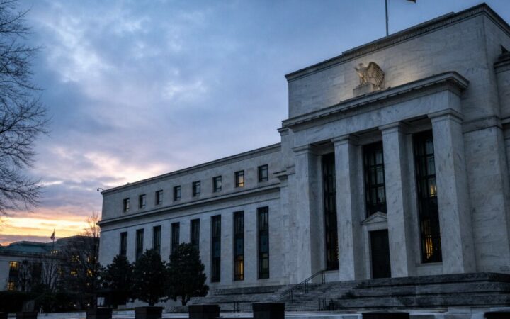 تدفقات صناديق بيتكوين المتداولة في البورصة تتباين في أول اجتماع لفيد برئاسة وورش