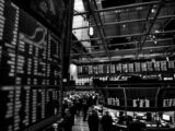 سحب المستثمرون في صناديق بيتكوين المتداولة 5.94 مليار دولار خلال ستة أسابيع مع تراجع السعر لأدنى مستوى في 21