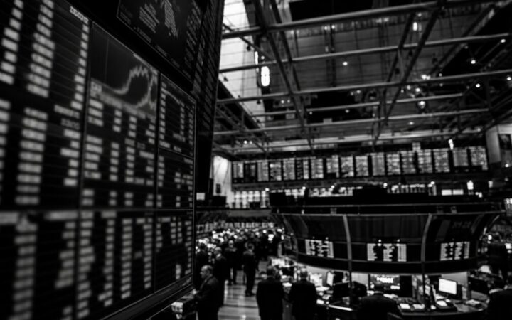 سحب المستثمرون في صناديق بيتكوين المتداولة 5.94 مليار دولار خلال ستة أسابيع مع تراجع السعر لأدنى مستوى في 21