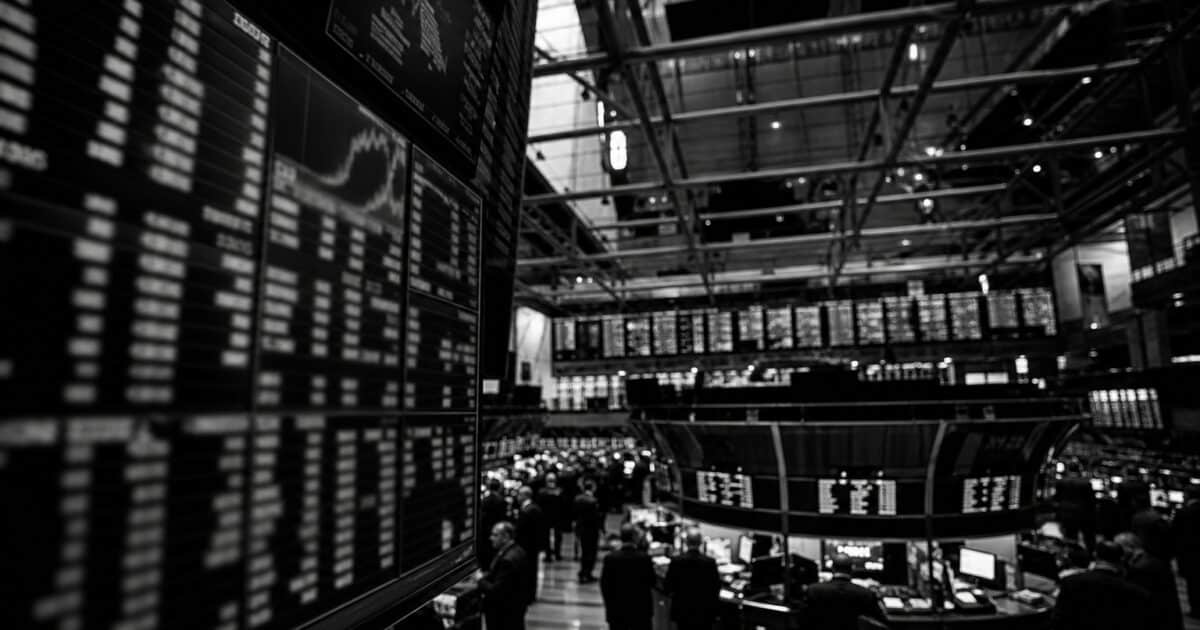 سحب المستثمرون في صناديق بيتكوين المتداولة 5.94 مليار دولار خلال ستة أسابيع مع تراجع السعر لأدنى مستوى في 21