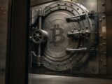 بيتكوين تستقر قرب 62,000 دولار بينما تقلق أرباح ميكرون المتداولين