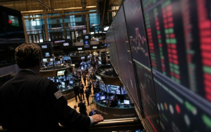 تراجع بطيء لبيتكوين يتعمق مع تدفقات خارجة بقيمة 3 مليارات دولار من صناديق ETF