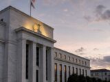 انخفاض الدولار الكندي إلى أدنى مستوى له منذ 14 شهرًا بسبب رهانات رفع الفائدة من الاحتياطي الفيدرالي