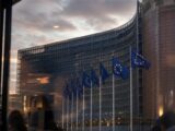 هيئة الأوراق المالية الأوروبية تأمر الشركات غير المرخصة بالخروج من الاتحاد الأوروبي مع اقتراب مهلة mica