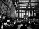 تدفقات صناديق إيثريوم المتداولة تؤثر على سعر ETH مع تجاهل بيانات الشبكة