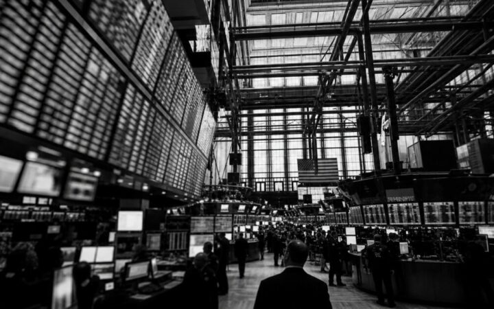 تدفقات صناديق إيثريوم المتداولة تؤثر على سعر ETH مع تجاهل بيانات الشبكة