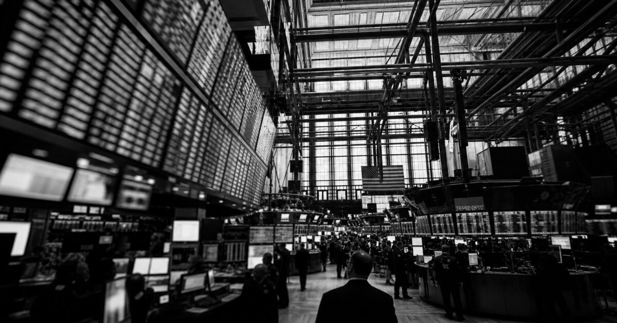 تدفقات صناديق إيثريوم المتداولة تؤثر على سعر ETH مع تجاهل بيانات الشبكة