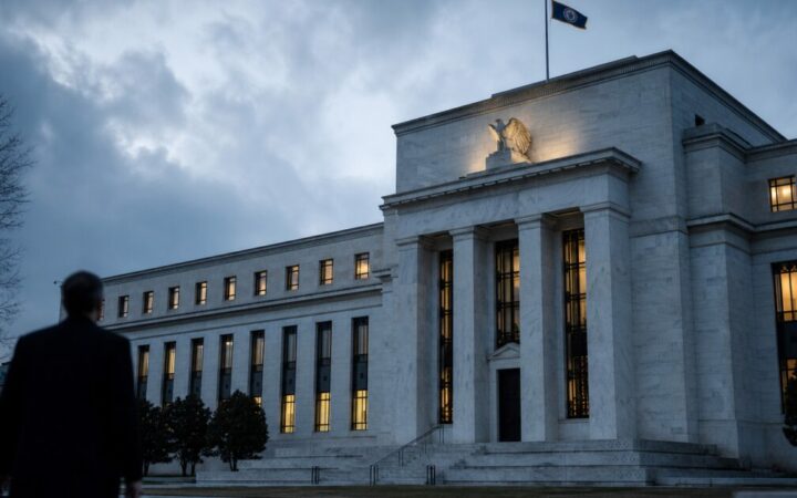 هبوط الذهب بأكثر من 40 دولارًا وبيتكوين ينخفض إلى أقل من 65,500 دولار