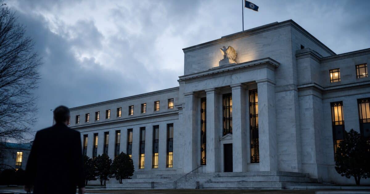 هبوط الذهب بأكثر من 40 دولارًا وبيتكوين ينخفض إلى أقل من 65,500 دولار