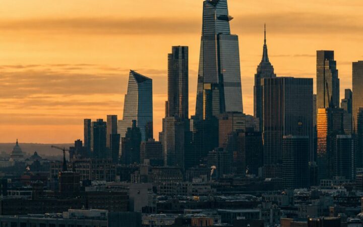 جولدمان ساكس يخفض توقعاته لسعر الذهب إلى ,900 مع تراجع رهانات خفض الفائدة