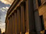 تتحرك هيئة الأوراق المالية الأمريكية لإلغاء قواعد الأسهم القديمة، وأسواق العملات الرقمية تراقب عن كثب