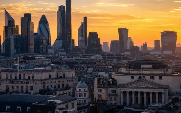 أنثروبيك تدخل نماذج كلود إلى ساحة FCA المعززة لـ 14 شركة فينتك