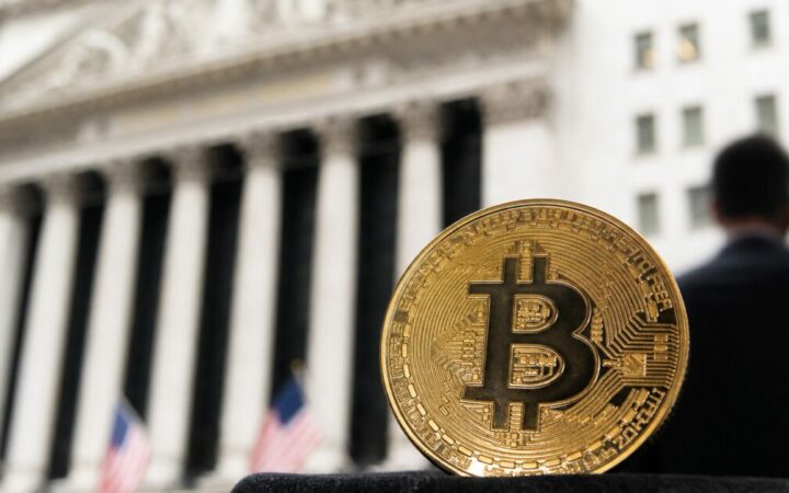 بيتكوين يواجه مقاومة عند مستوى 65,000 دولار مع تراجع المؤسسات عن الأصول الخطرة