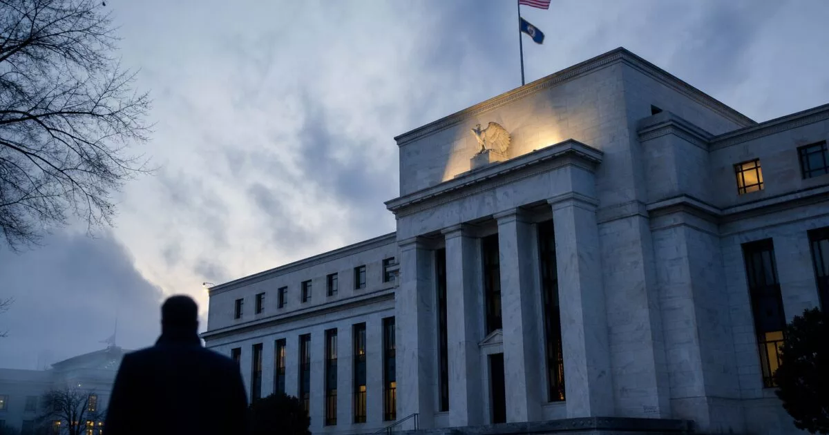 انخفاض بيتكوين بنسبة 3% مع تزامن بيانات التضخم وشهادة الاحتياطي الفيدرالي وحصار هرمز