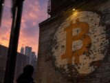 انخفاض بيتكوين إلى أقل من 64 ألف دولار يمحو 87 مليون دولار في المراكز الطويلة بالرافعة المالية