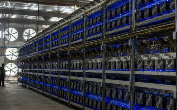 بيتكوين ترتفع بنسبة تقارب 10% في يوليو ولكن شبح سوق 2022 الهابطة يطارد المتداولين