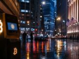 البيتكوين يحافظ على مستوى ,800 بينما تتقلب أسعار الذهب والنفط بسبب الضربات الأمريكية على إيران