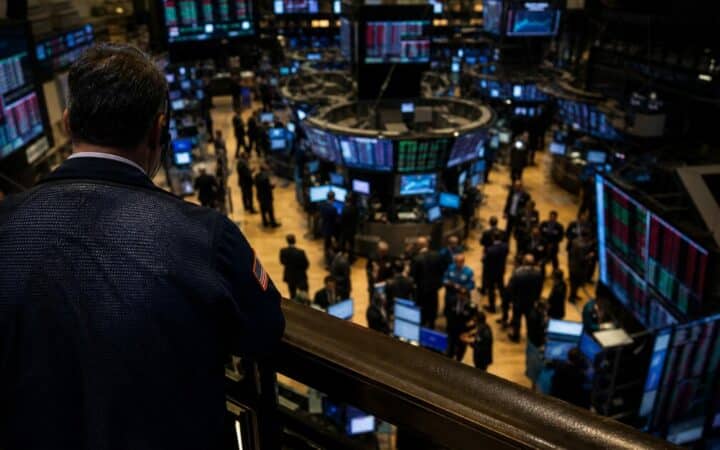 بيتكوين يستقر عند ,313 مع ارتفاع خام برنت إلى وتعافي تدفقات صناديق ETF