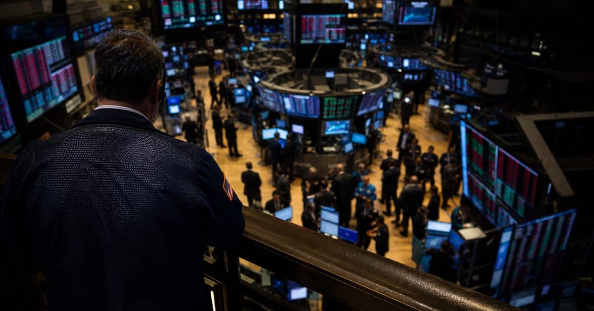بيتكوين يستقر عند ,313 مع ارتفاع خام برنت إلى وتعافي تدفقات صناديق ETF