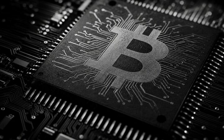 هبوط بيتكوين إلى أقل من 65,000 دولار مع تصاعد التوترات الجيوسياسية