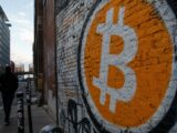 دفع بيتكوين نحو ,000 بينما يراقب المتداولون العرض وصناديق ETF والمحافظ الحكومية