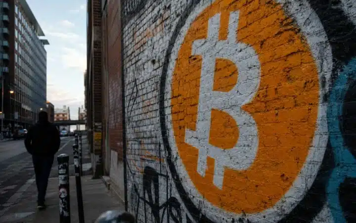 دفع بيتكوين نحو ,000 بينما يراقب المتداولون العرض وصناديق ETF والمحافظ الحكومية