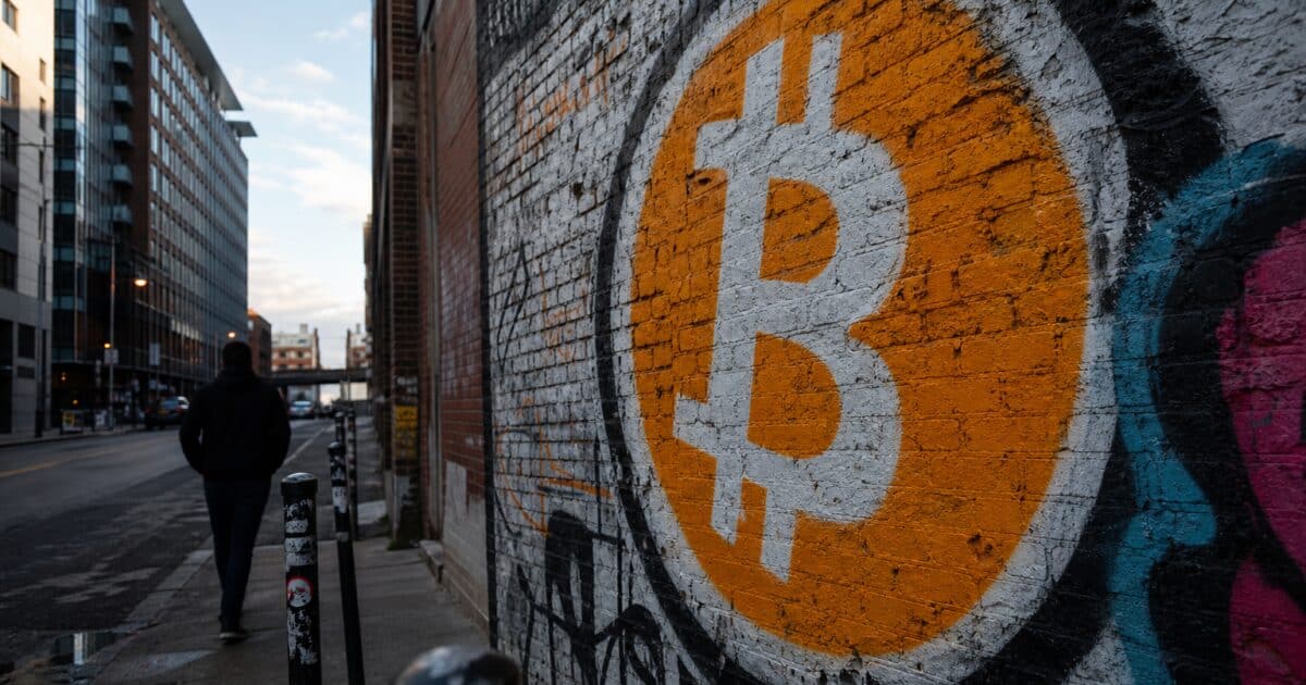 دفع بيتكوين نحو ,000 بينما يراقب المتداولون العرض وصناديق ETF والمحافظ الحكومية