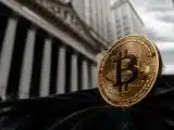 انخفاض تكلفة حاملي بيتكوين على المدى القصير إلى أقل من مستوى المدى الطويل