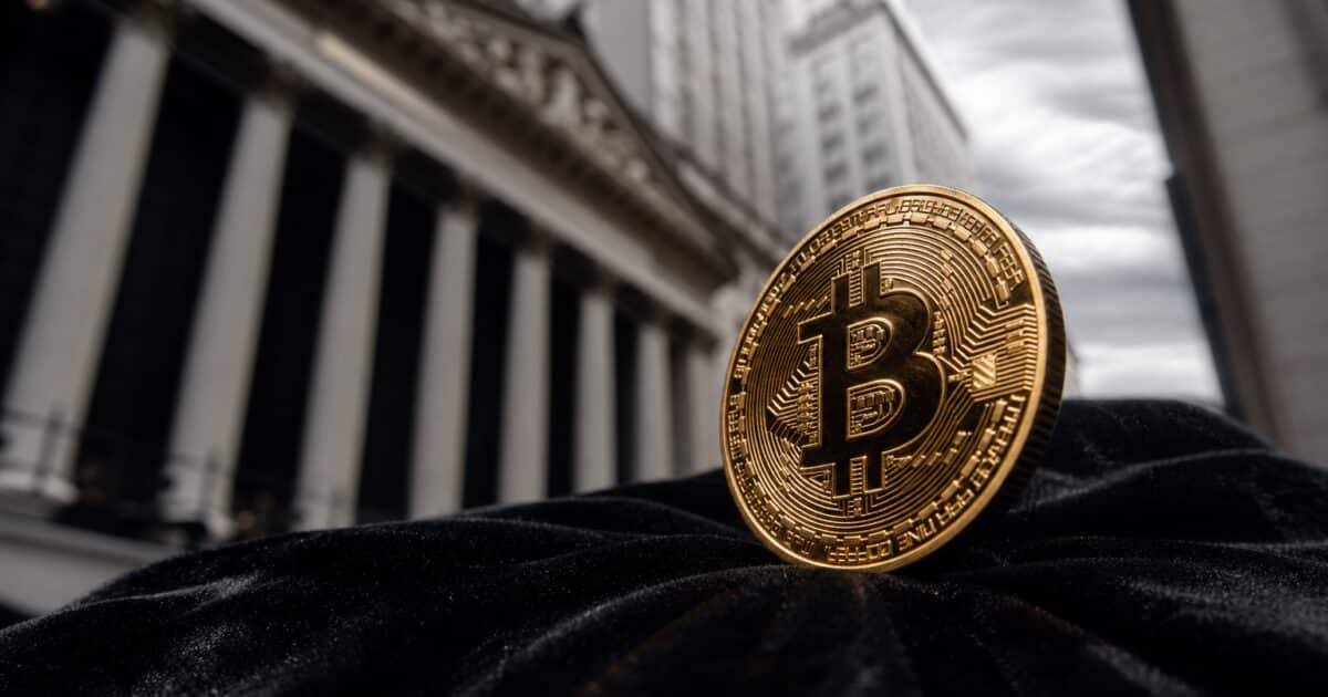 انخفاض تكلفة حاملي بيتكوين على المدى القصير إلى أقل من مستوى المدى الطويل