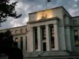 الدولار الكندي يصل إلى 1.3100 وسط فائض النفط وعدم اليقين من الفيدرالي