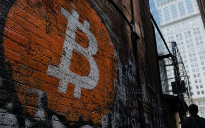 تحليل CryptoQuant يكشف عن تراكم الحيتان وإشارات أرباح في ظل تذبذب بيتكوين