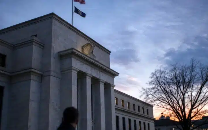 ارتفاع الدولار بعد دعم رئيسة الاحتياطي الفيدرالي في دالاس لوجان لزيادة معدلات الفائدة بشكل طفيف