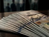 انخفاض الدولار وارتفاع الين بسبب رهانات على تغيير سياسة بنك اليابان