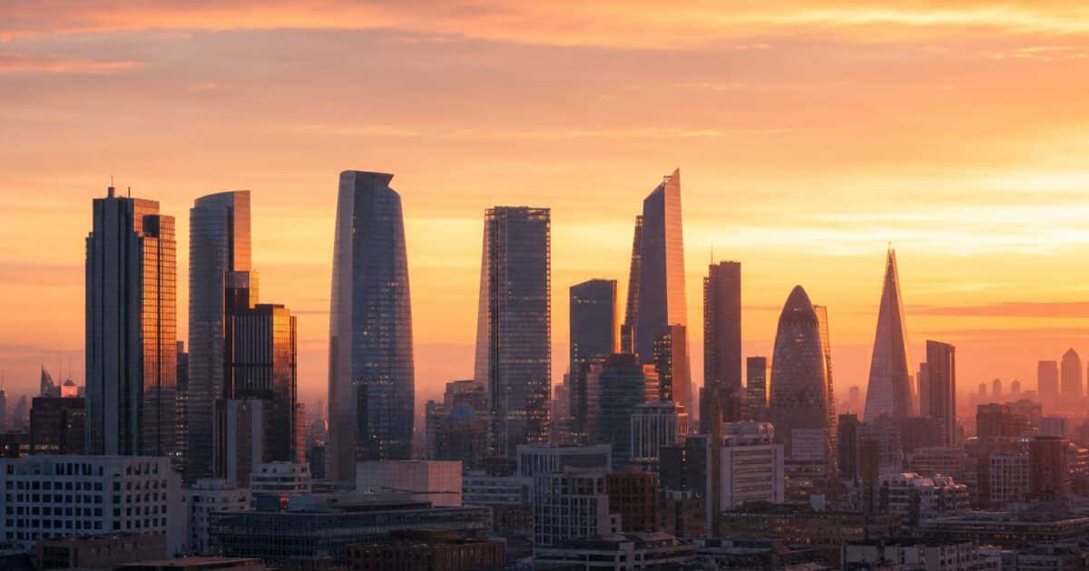 إريك بيسنت يدعم قرار بنك اليابان بتثبيت سعر الفائدة وسط تقلب الأسواق العالمية