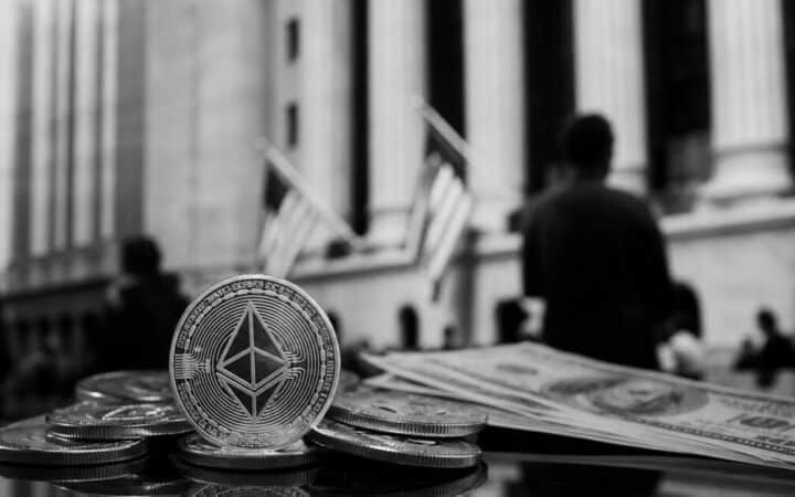 إكسودس تخفض 25% من موظفيها وتحصل على دعم Benchmark في تحولها نحو العملات المستقرة
