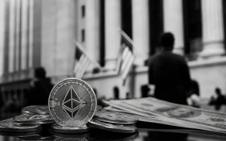 إكسودس تخفض 25% من موظفيها وتحصل على دعم Benchmark في تحولها نحو العملات المستقرة