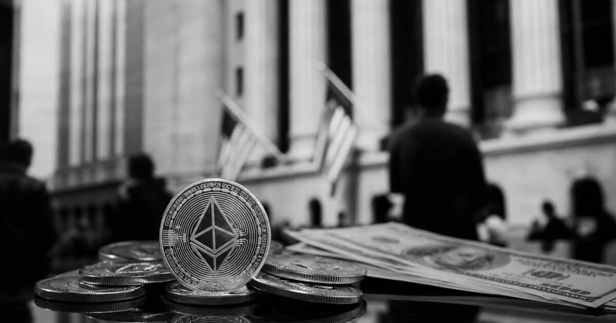 إكسودس تخفض 25% من موظفيها وتحصل على دعم Benchmark في تحولها نحو العملات المستقرة