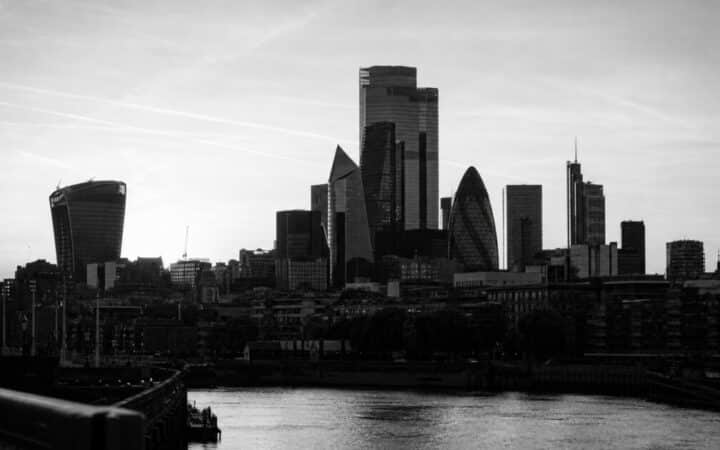 مراجعة ميلز من FCA تضع 11 مليون بالغ بريطاني في قلب تحول التمويل بالذكاء الاصطناعي