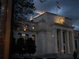 الاحتياطي الفيدرالي يبقي على أسعار الفائدة بين 3.50% و3.75% للمرة الخامسة على التوالي مع ارتفاع طفيف في
