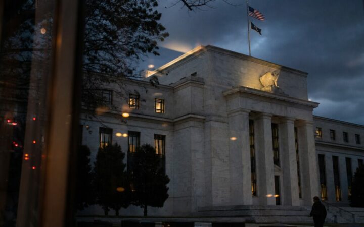 الاحتياطي الفيدرالي يبقي على أسعار الفائدة بين 3.50% و3.75% للمرة الخامسة على التوالي مع ارتفاع طفيف في